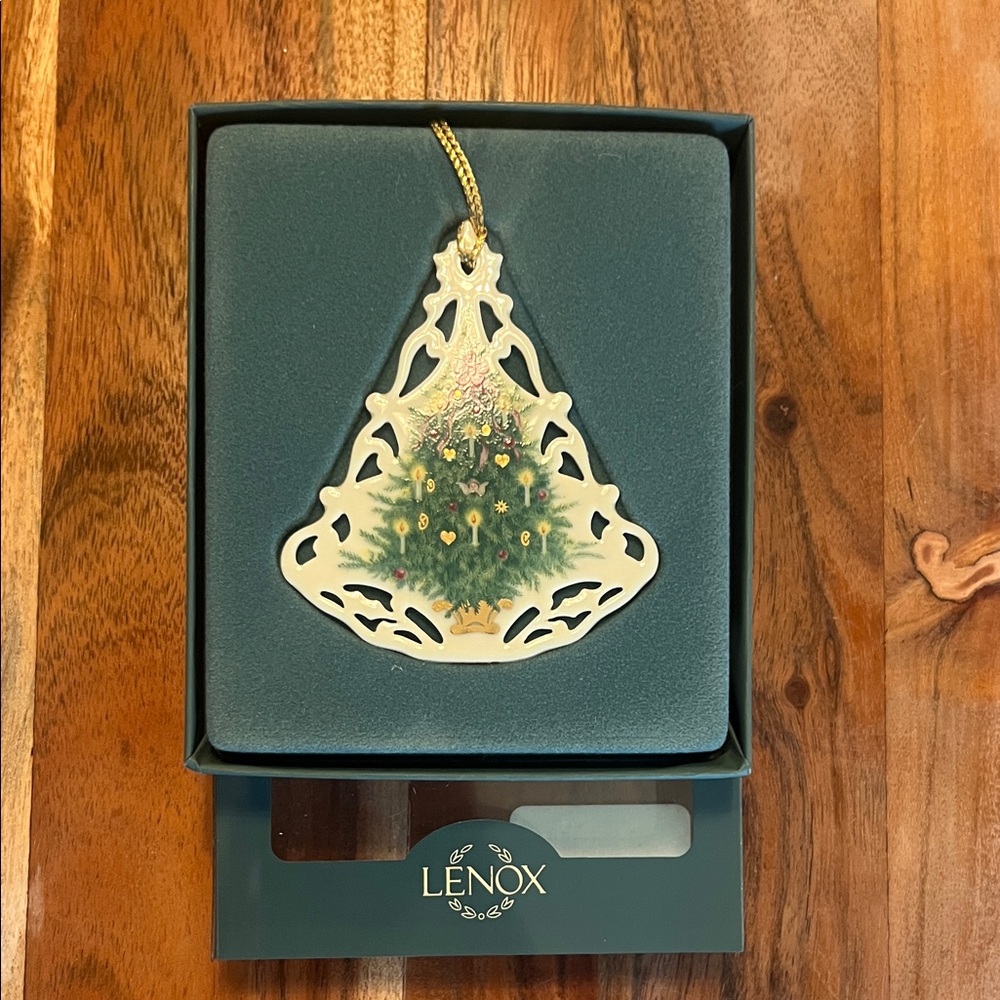 Lenox Vic lace tree White and Gold Filigree Ornament
